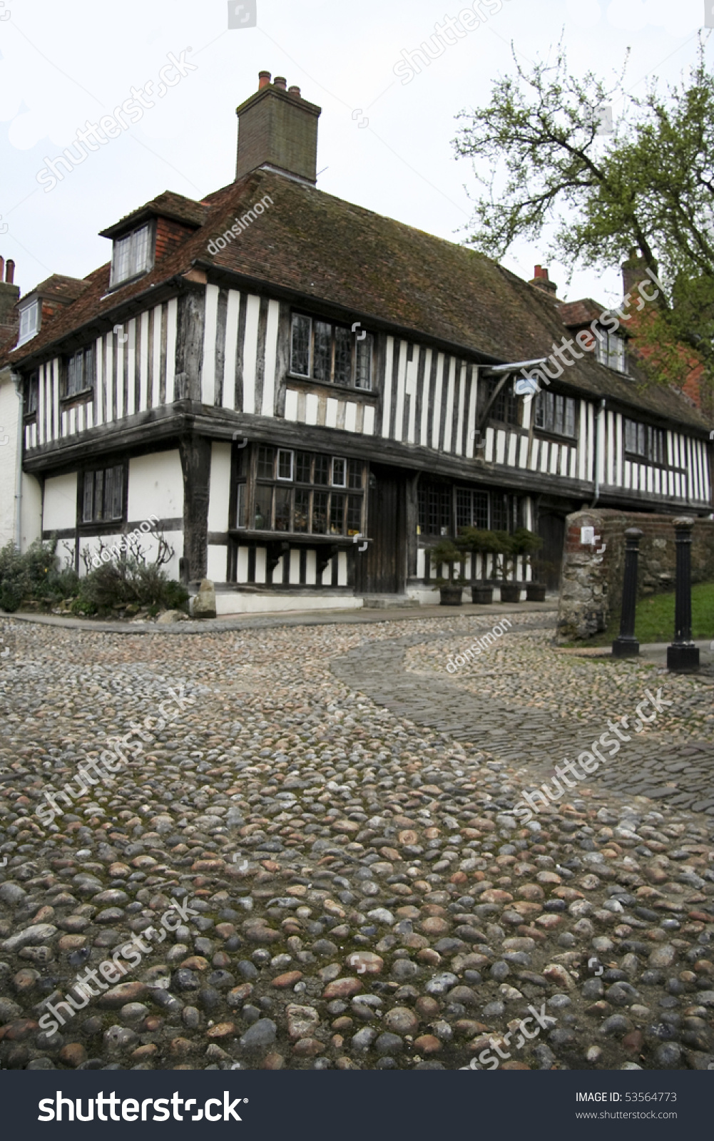 Ancient Tudor Houses Line The Cobbled Street Of Historic Rye In East ...