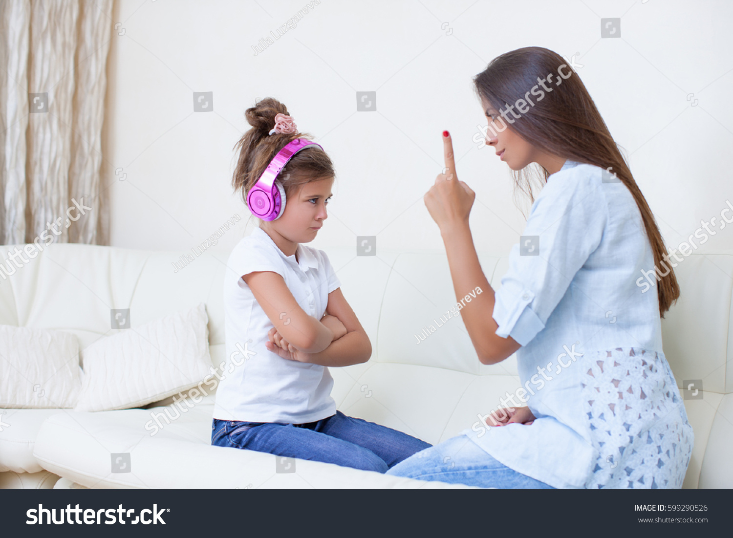 Angry Mother Her Teenage Daughter Yelling Foto De Stock 599290526