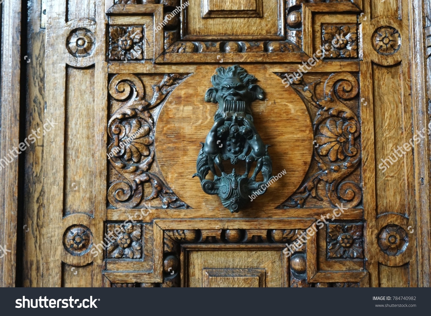 Antique Vintage Bronze Door Knocker On の写真素材 今すぐ編集