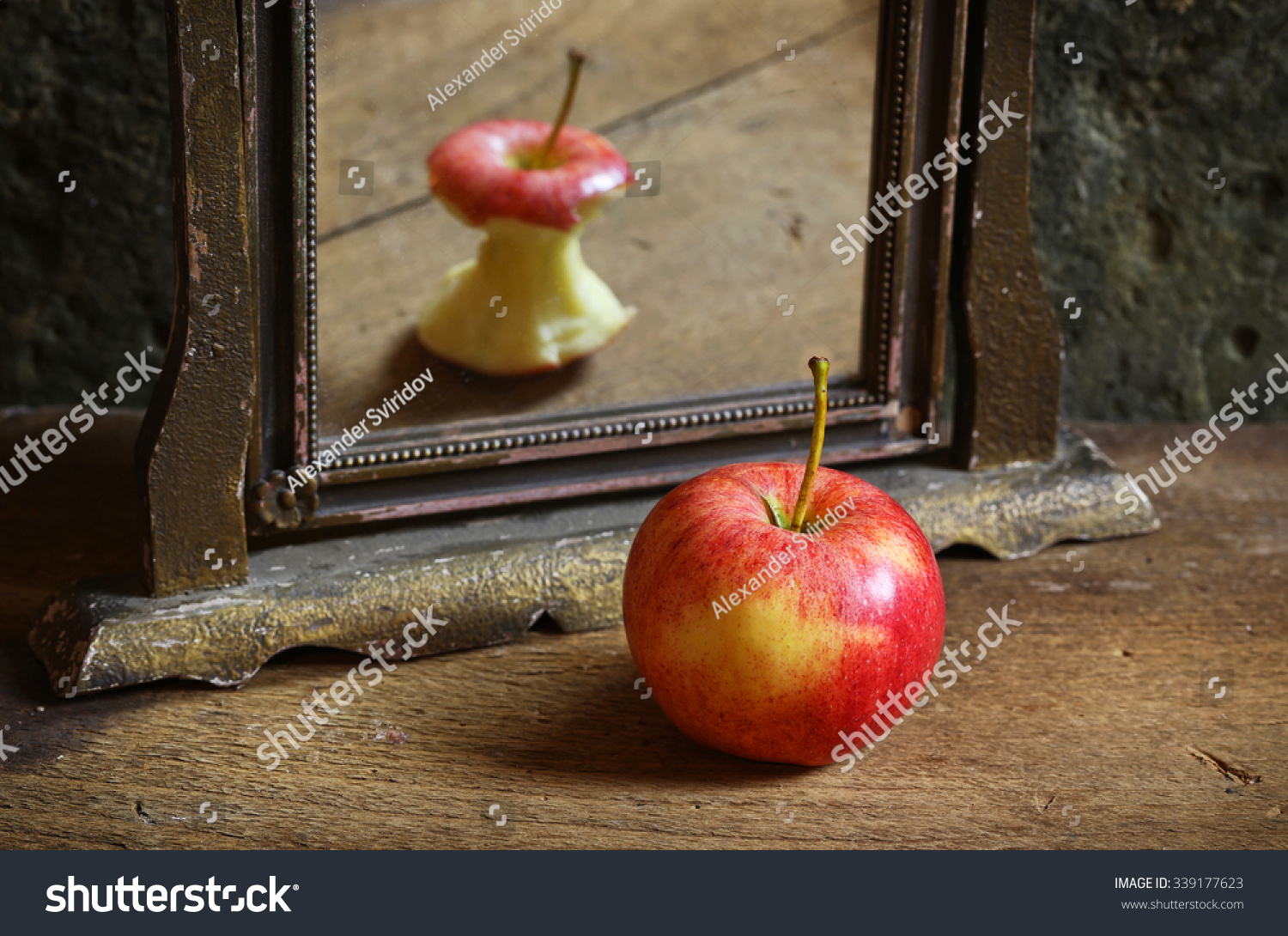 5421 Apple In The Mirror Images Stock Photos And Vectors Shutterstock