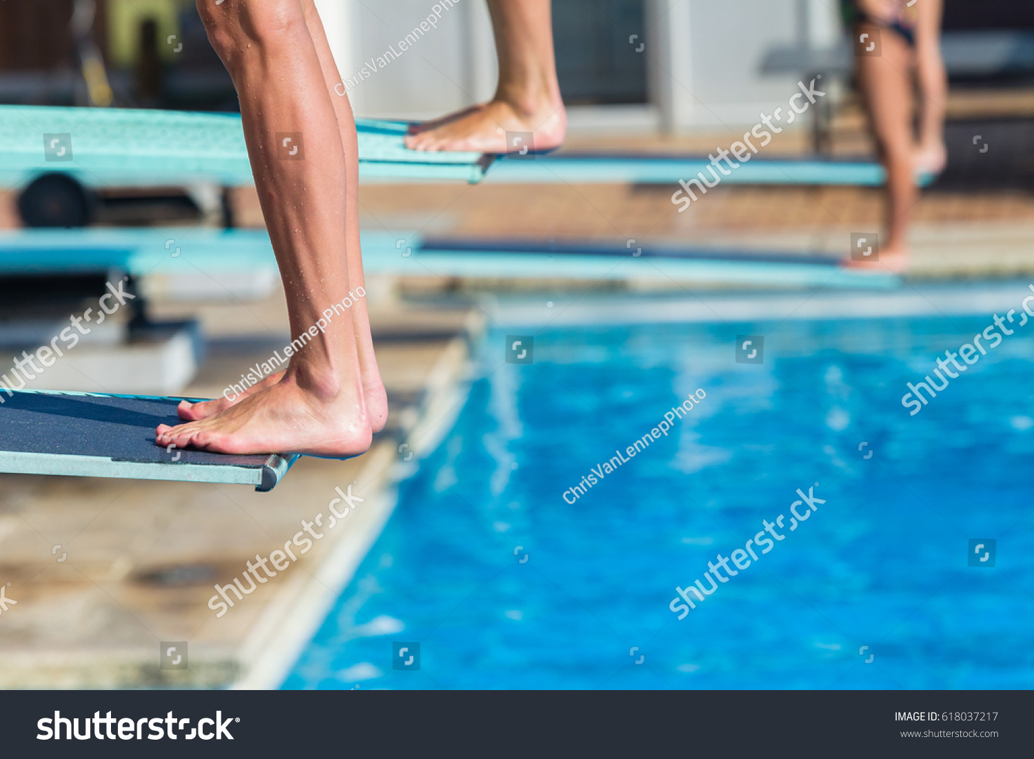 水中飛び込み足のボードの接写 水中飛び込みプールは ボードの縁に飛び込み 水泳プールの抽象的な接写に戻る の写真素材 今すぐ編集