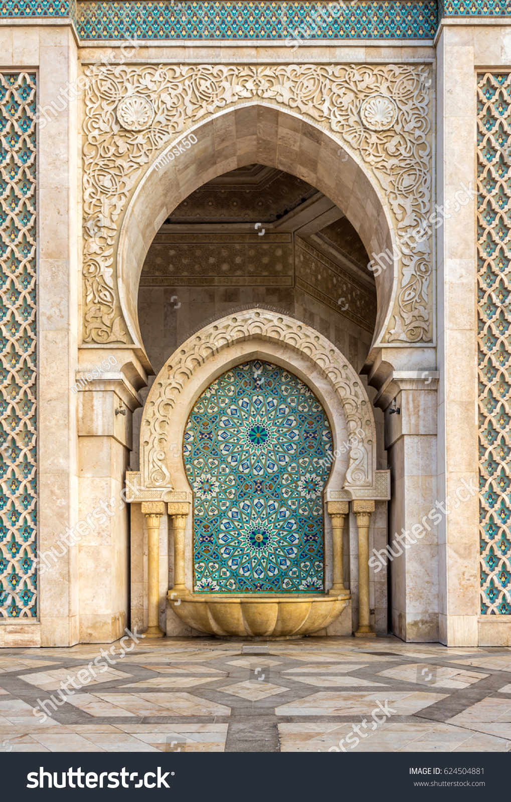 ハサン2世モスクの噴水のアラベスク模様 インカサブランカ モロッコ の写真素材 今すぐ編集