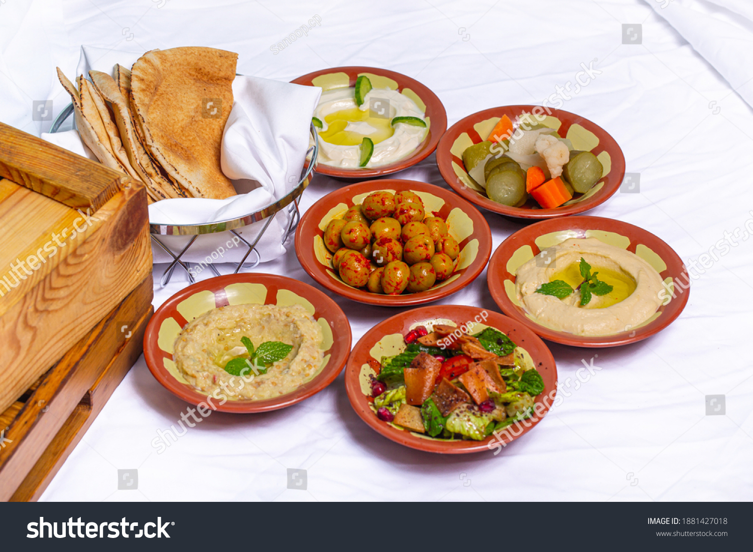 Arabisches Frühstück, foul medames, labneh, halloumi, Stockfoto ...