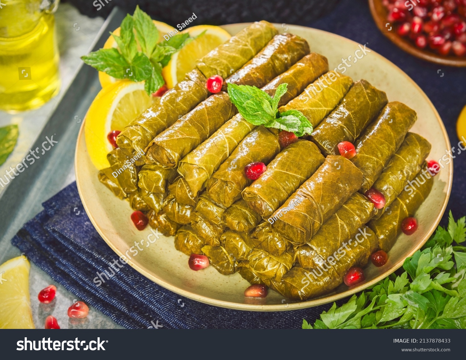 Arabische Küche; Traditionelle libanesische gefüllte Weinblätter ...