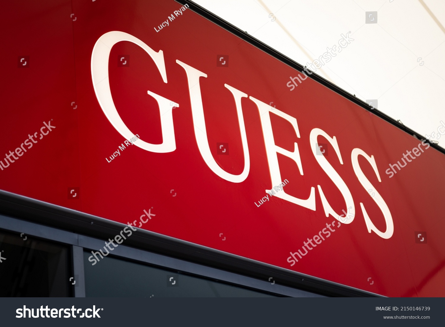 guess outlet trainyards