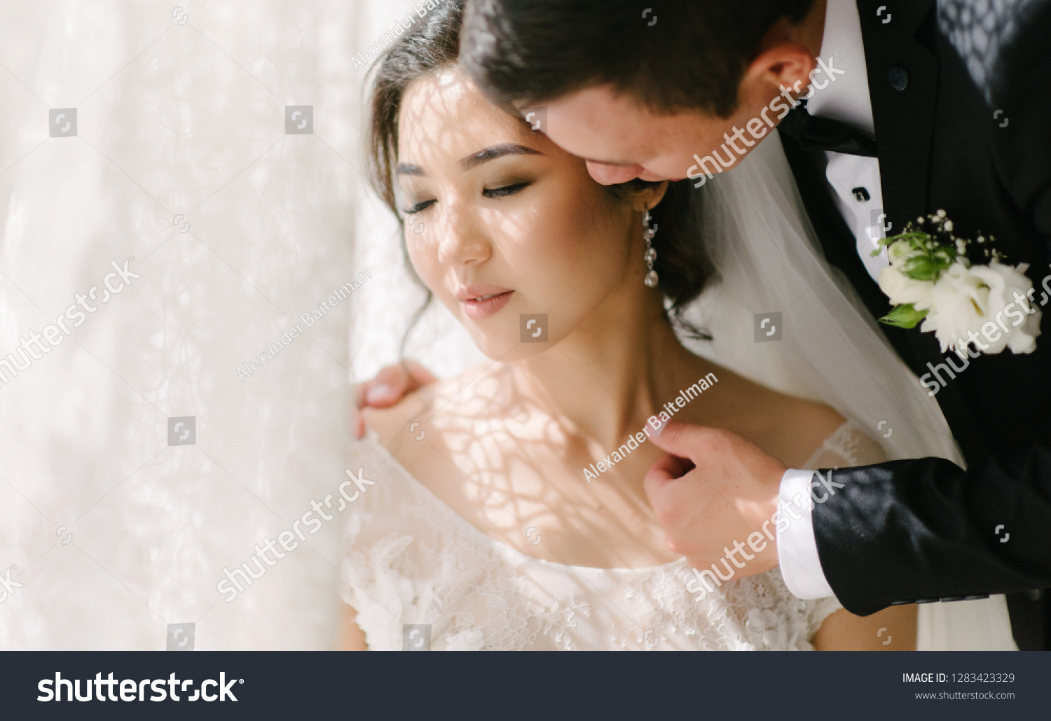 Asian Bride Groom Kiss Stock Photo 1283423329 | Shutterstock