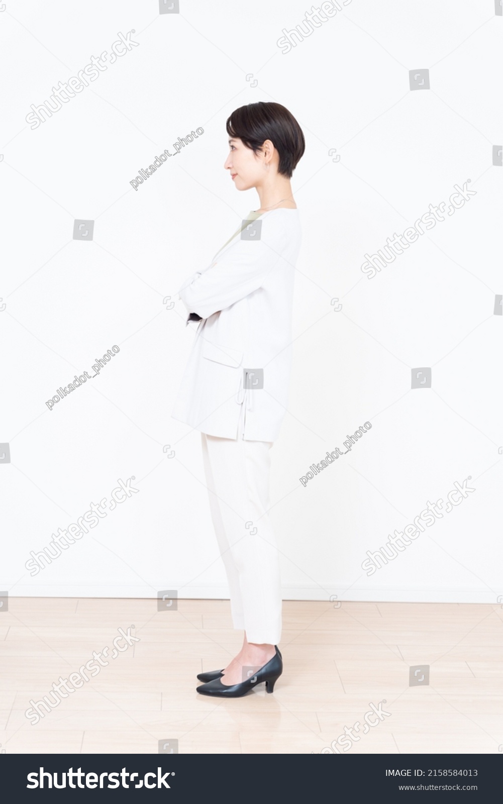 3 691件の 女性 横向き 全身 の画像 写真素材 ベクター画像 Shutterstock