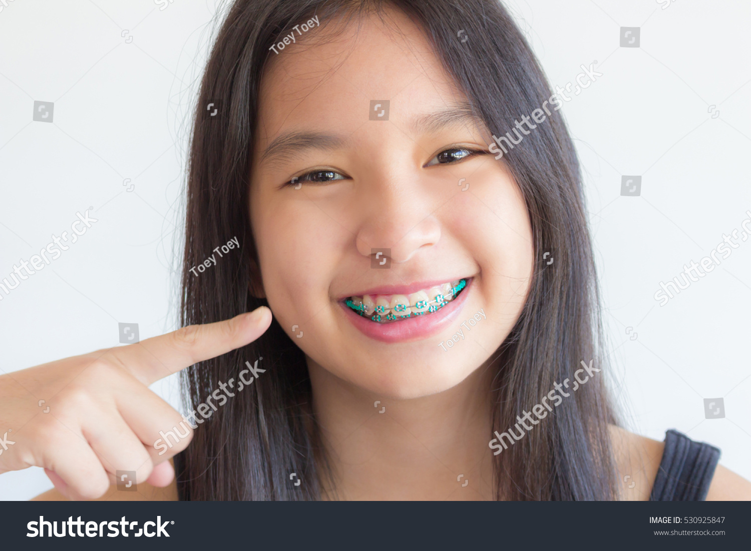 Asian girl with really large teeth Hold pee bladder crotch