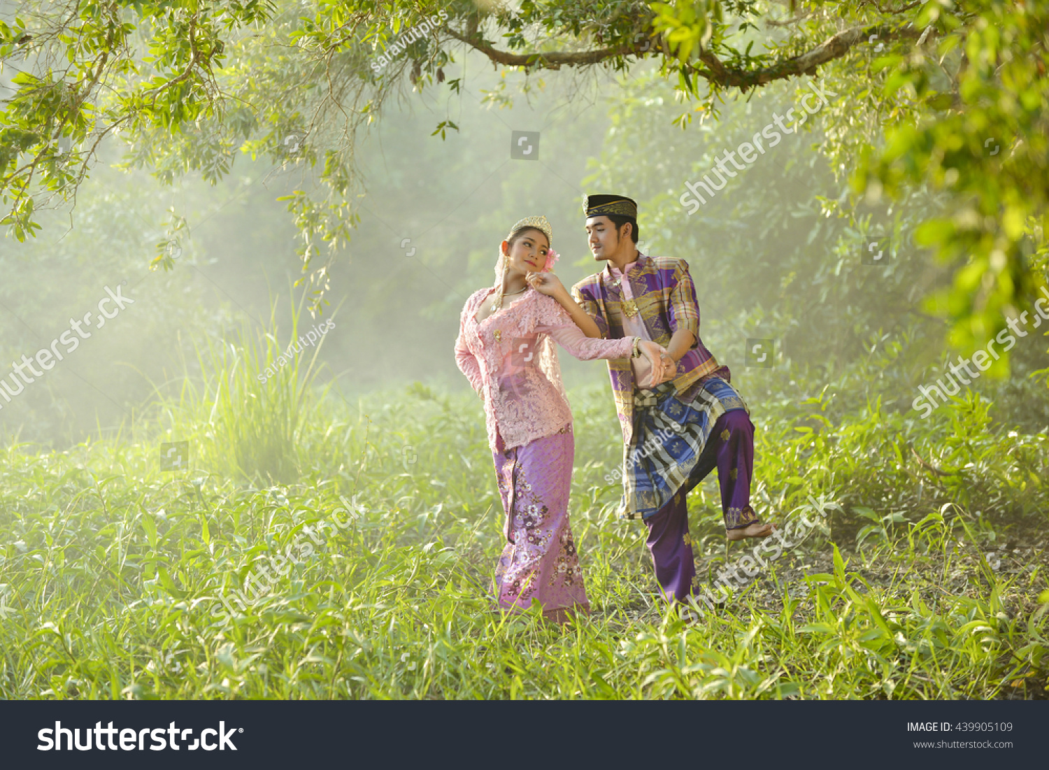 Asian Man Woman Wearing Traditional Dress Stock Photo 439905109 ...