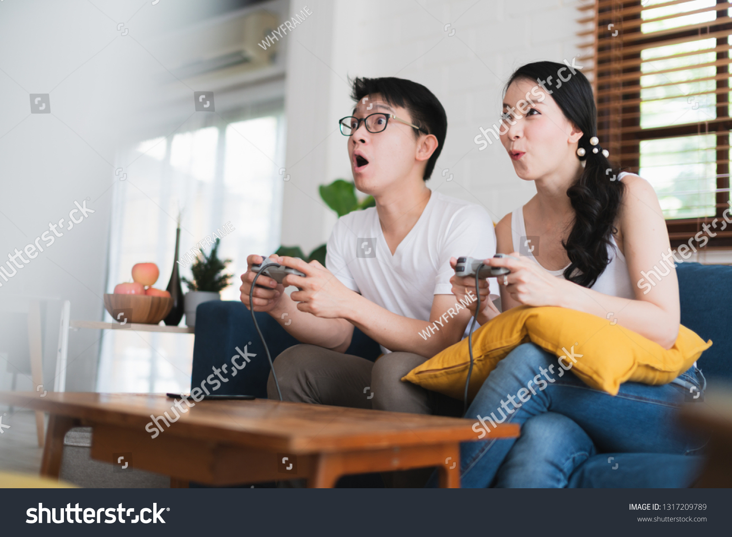 Asian Marry Couple Play Game Try库存照片1317209789 Shutterstock
