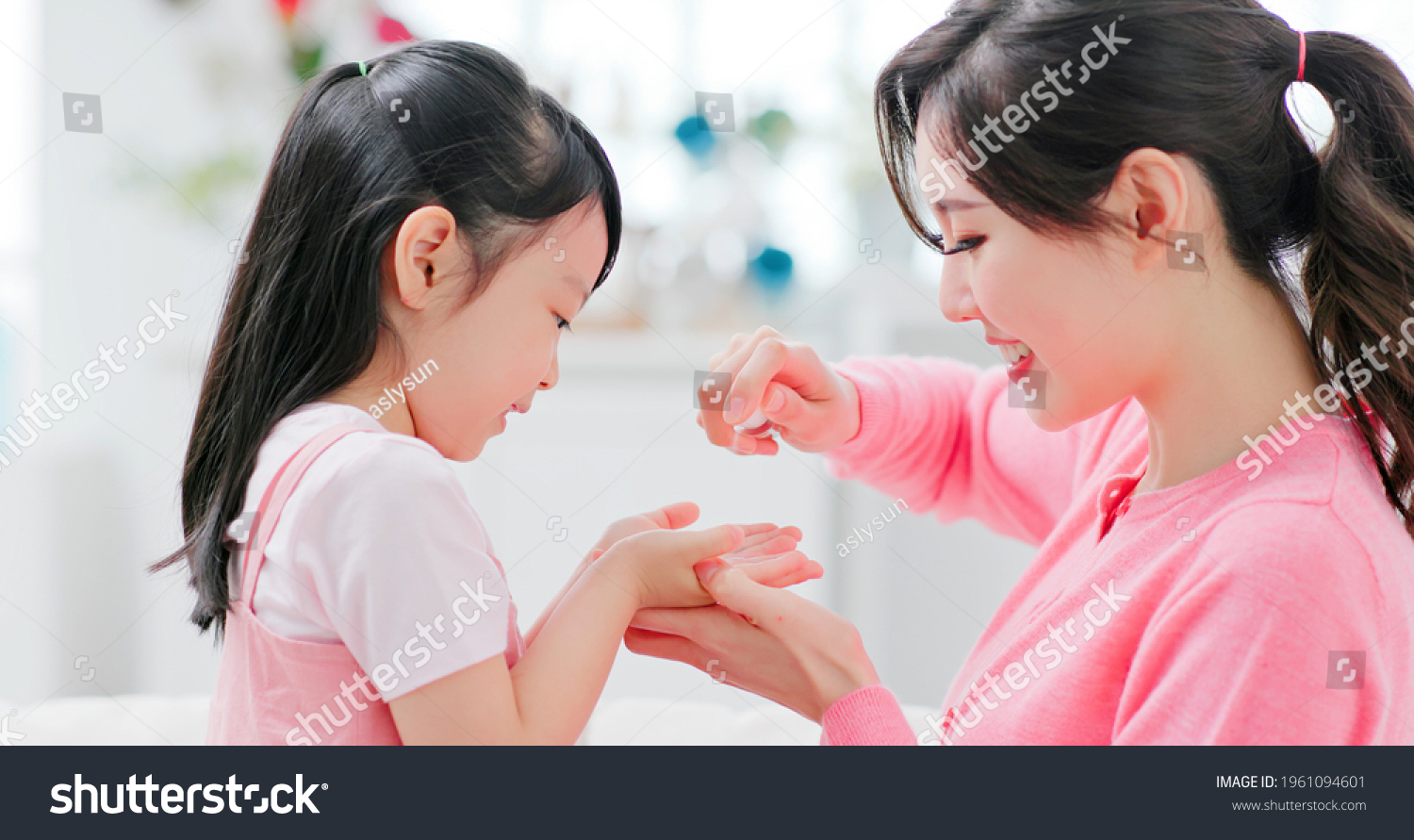 Asian Mom Kid Use Alcohol Spray Stock Photo 1961094601 | Shutterstock