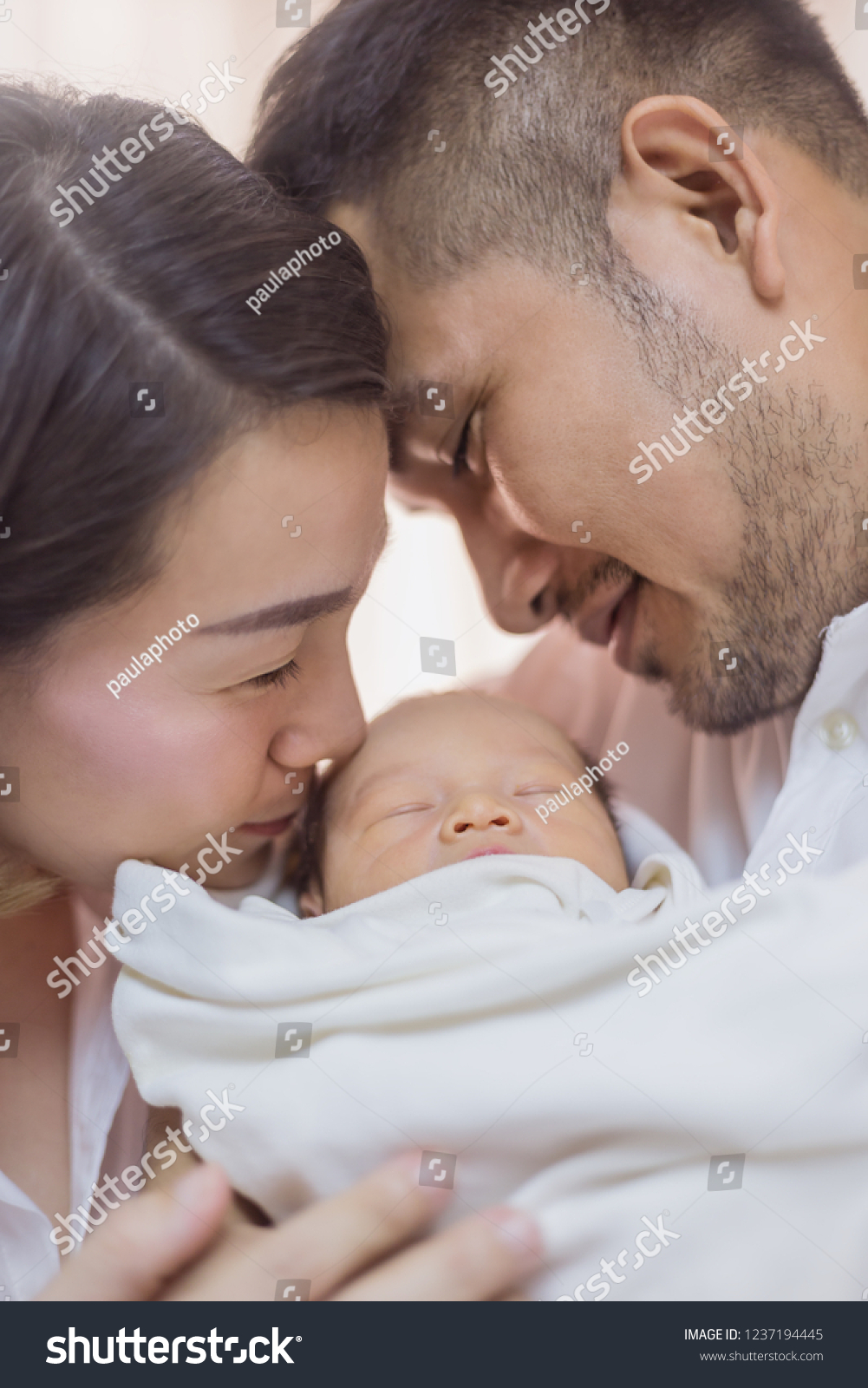 new born baby with parents