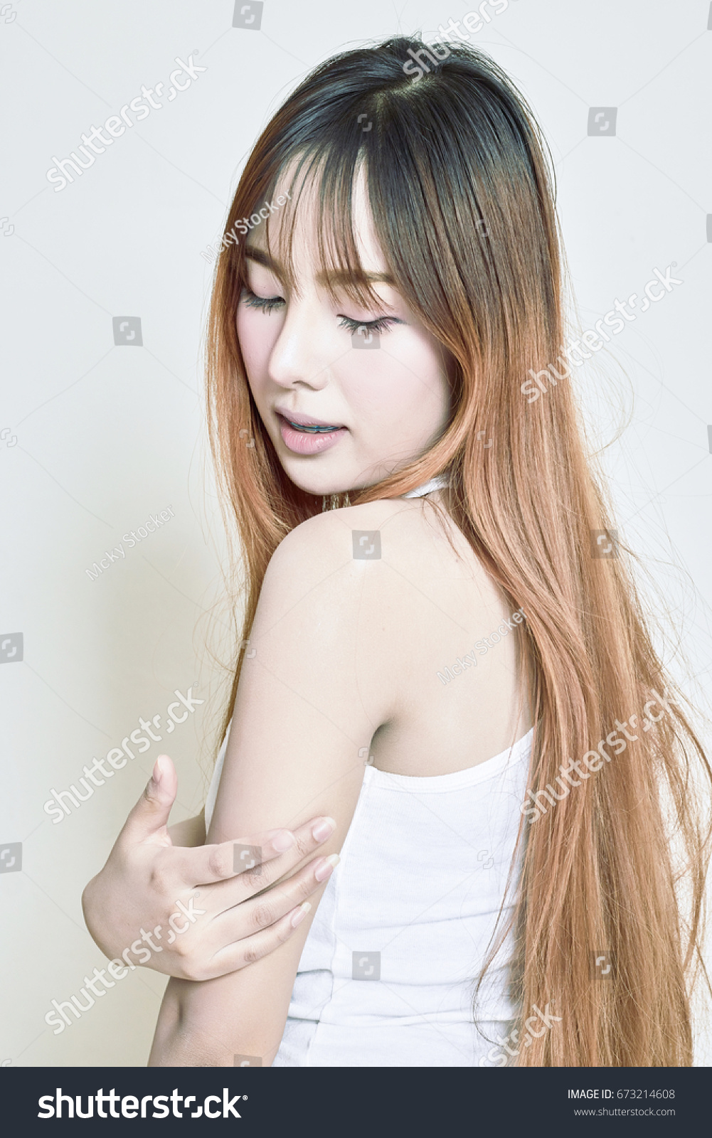 Asian Woman Apply Lotion On Her Foto De Stock 673214608 Shutterstock