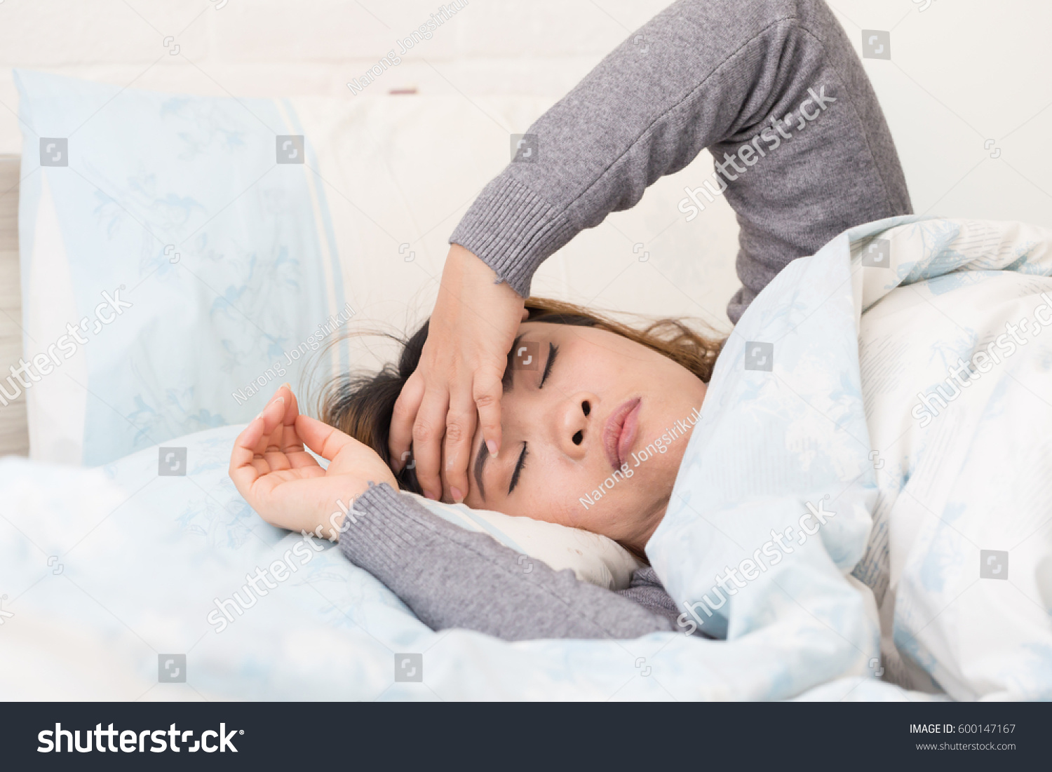 Asian Woman Headache Lying On Bed Stock Photo 600147167 | Shutterstock