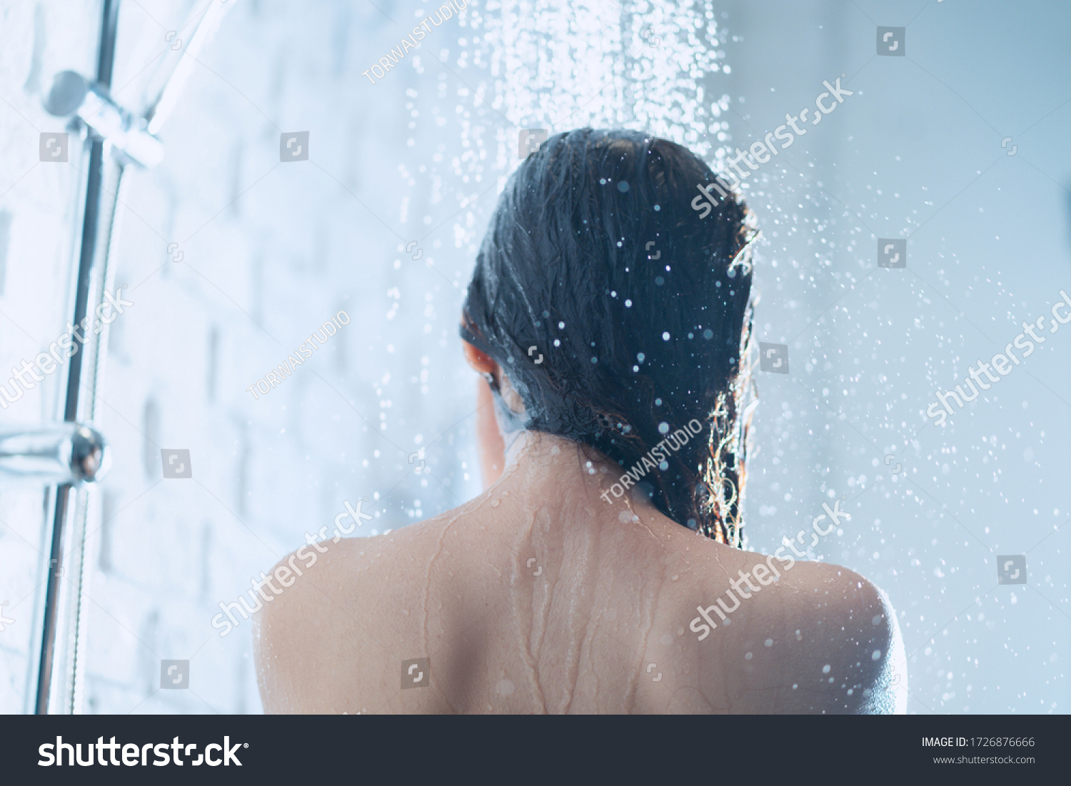 Mujer Asiática Duchándose Al Fondo De Foto De Stock Editar Ahora