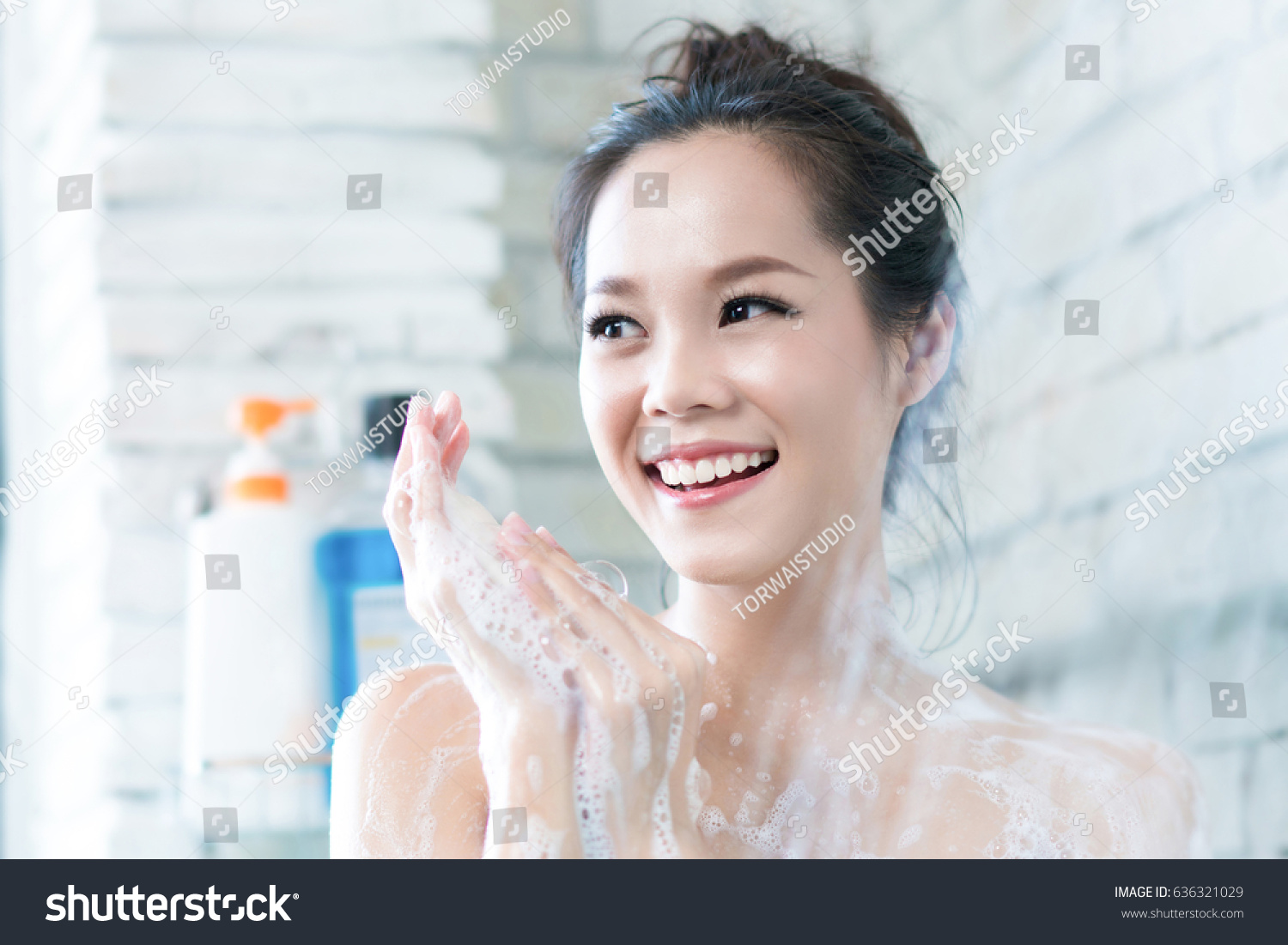 857 Nude Asian Shower Gambar Foto Stok And Vektor Shutterstock