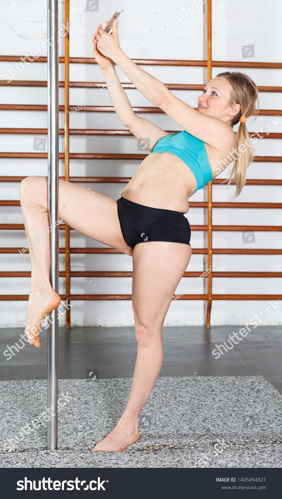 How much does a pole dancer make