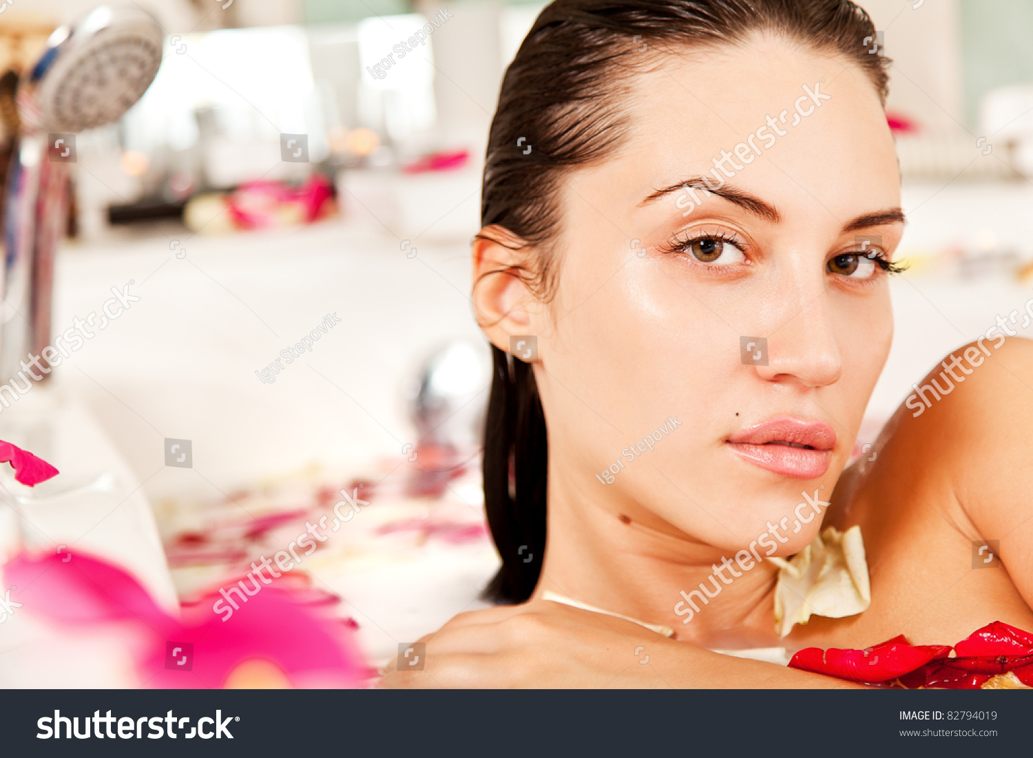 Attractive Naked Girl Enjoys Bath Milk写真素材82794019 Shutterstock