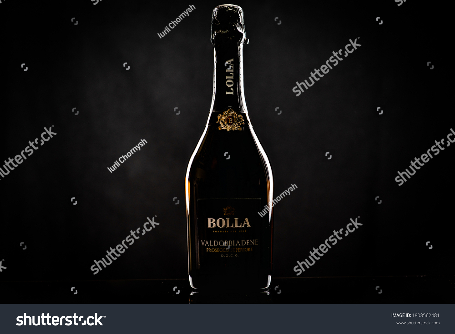 12,373 Champagne bottle close up Images, Stock Photos & Vectors