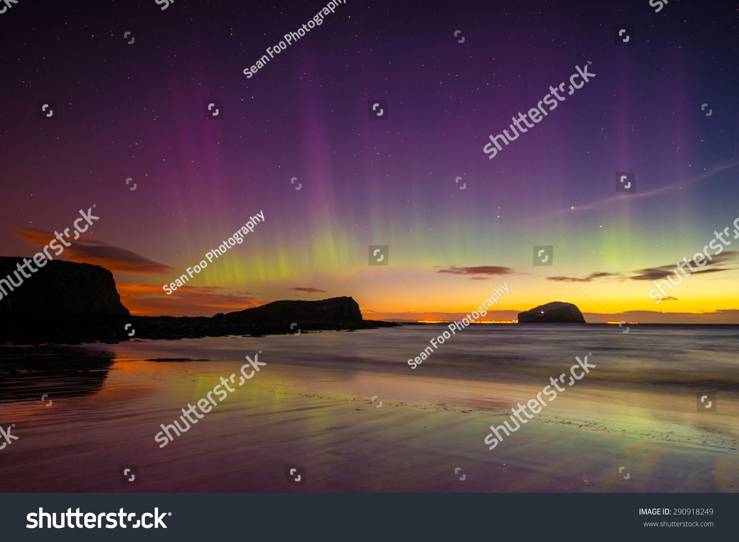 オーロラは夜明けに スコットランドのシークリフ ビーチで捕らえられた の写真素材 今すぐ編集
