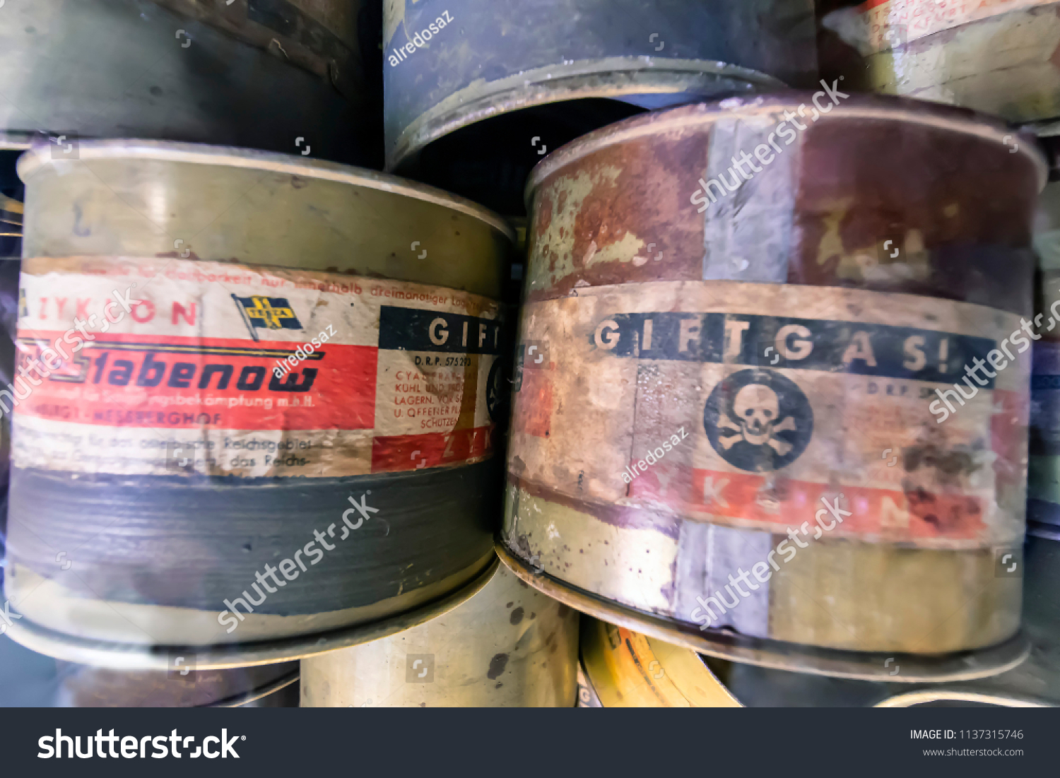 42 Imágenes De Zyklon B - Imágenes, Fotos Y Vectores De Stock ...