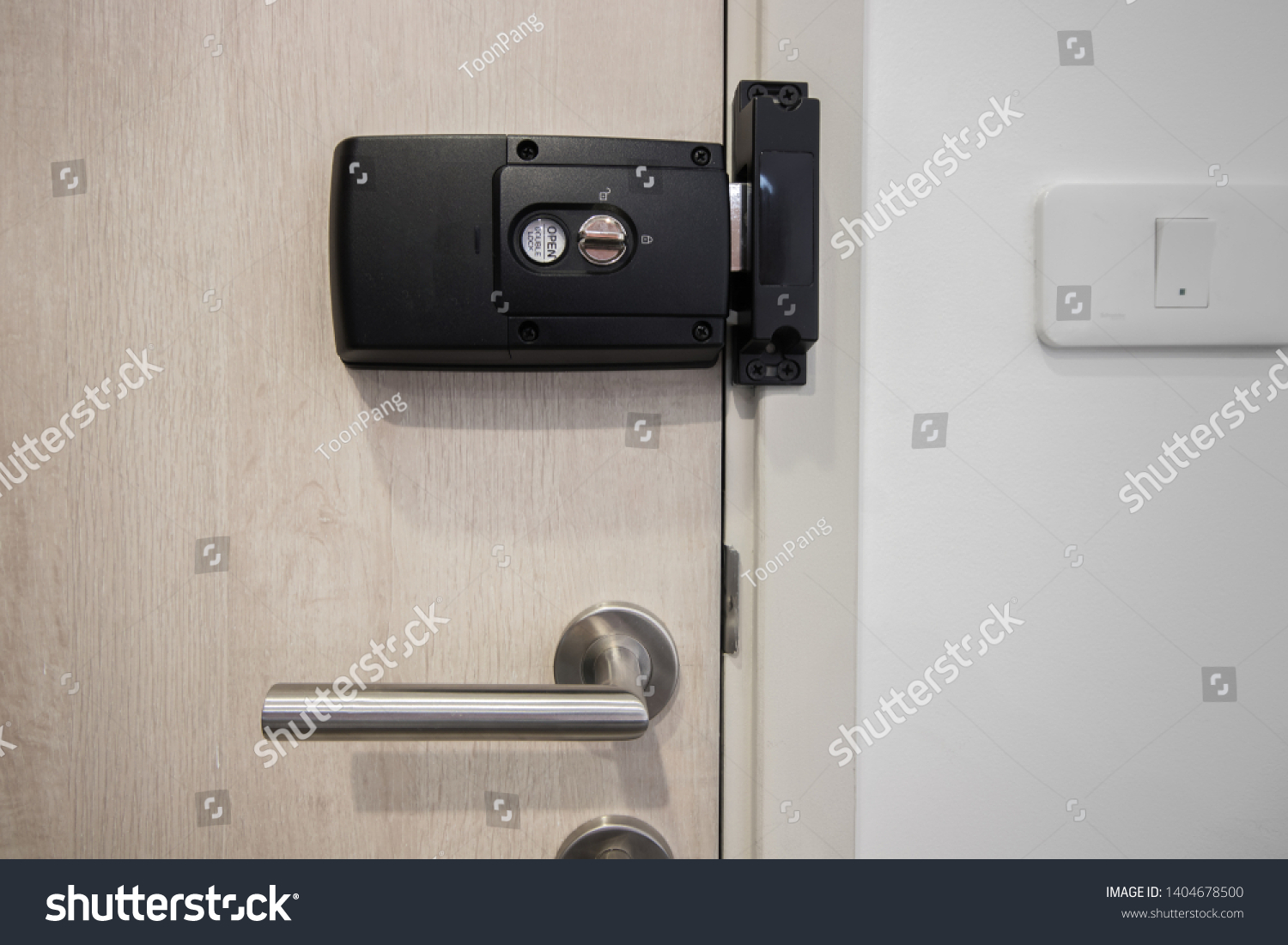 automatic door lock system