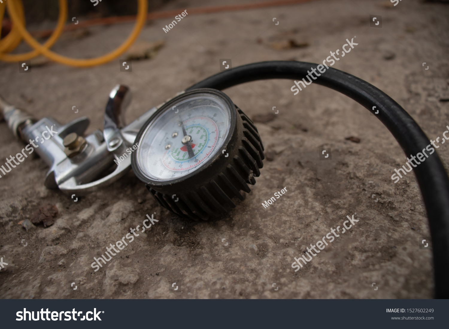 automotive pressure gauge