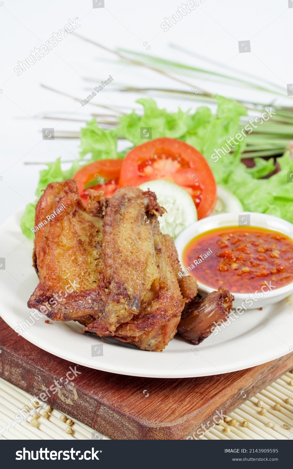 Ayam Goreng Lengkuas Pecel Ayam Ayam Stock Photo 2143909595 Shutterstock