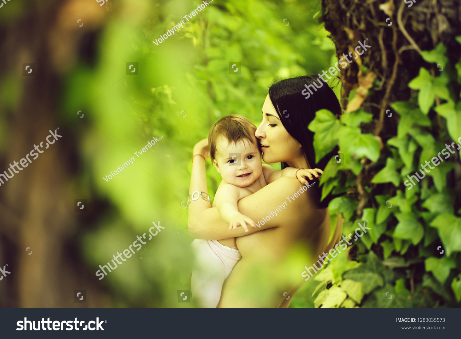 baby mother hugging kissing topless portrait 스톡 사진