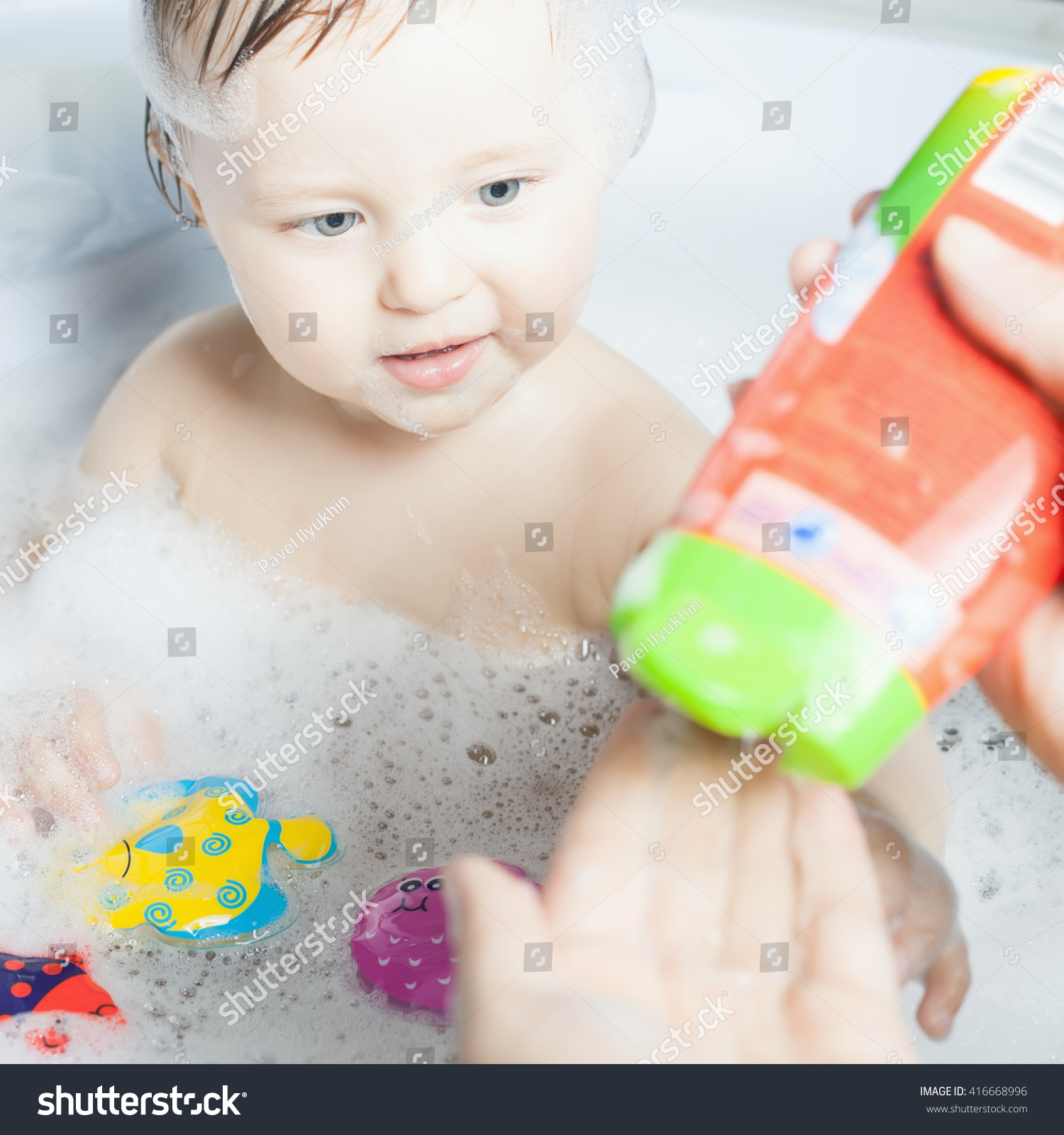 washing eyes with baby shampoo