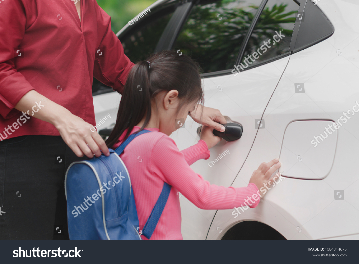 2462 Parent Picking Up Child Images Stock Photos And Vectors Shutterstock