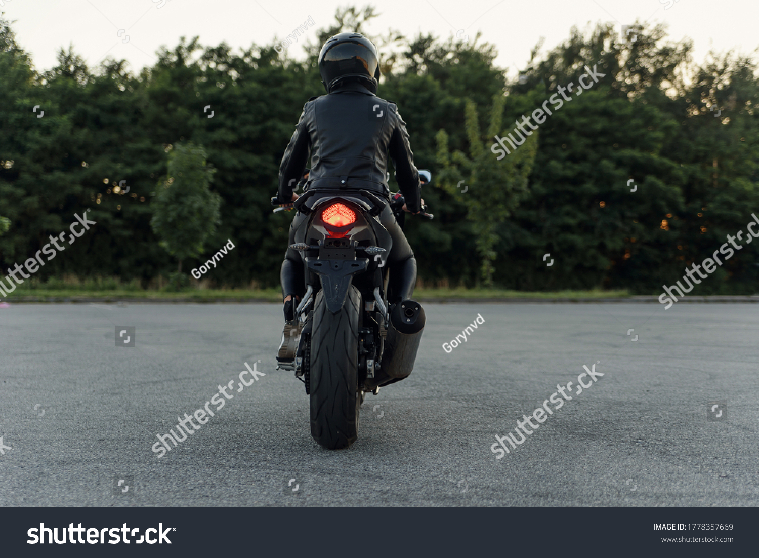 127 Woman motorcycle back side Images, Stock Photos & Vectors ...