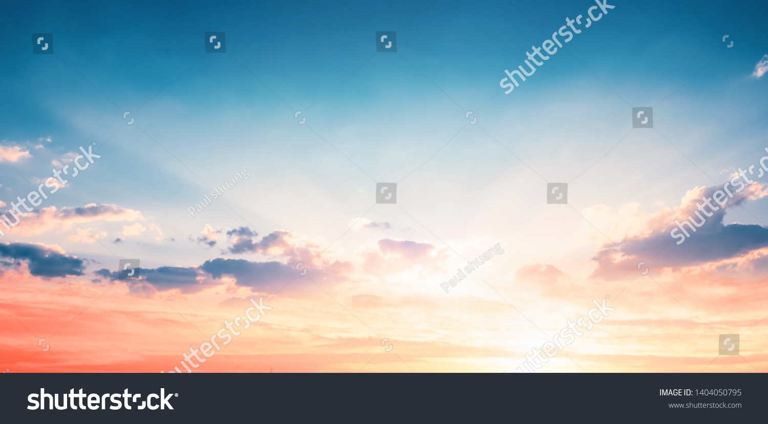 カラフルな空のコンセプトの背景 夕暮れ色の空と雲を持つドラマチックな夕日 の写真素材 今すぐ編集