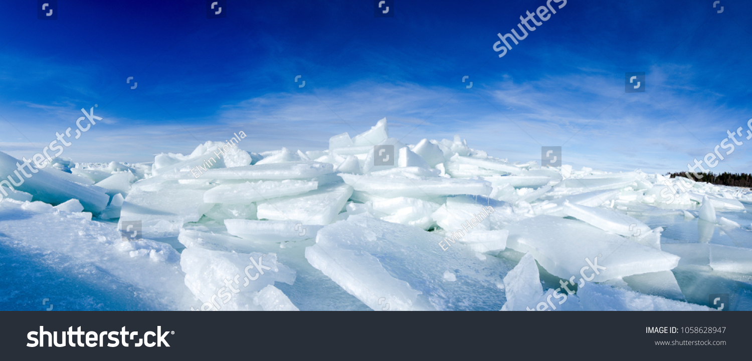 氷の割れた割れ目を持つ冬のバルト海 海辺に打ち込んだ大きな浮氷 Pack Iceは氷山を築く パノラマ の写真素材 今すぐ編集