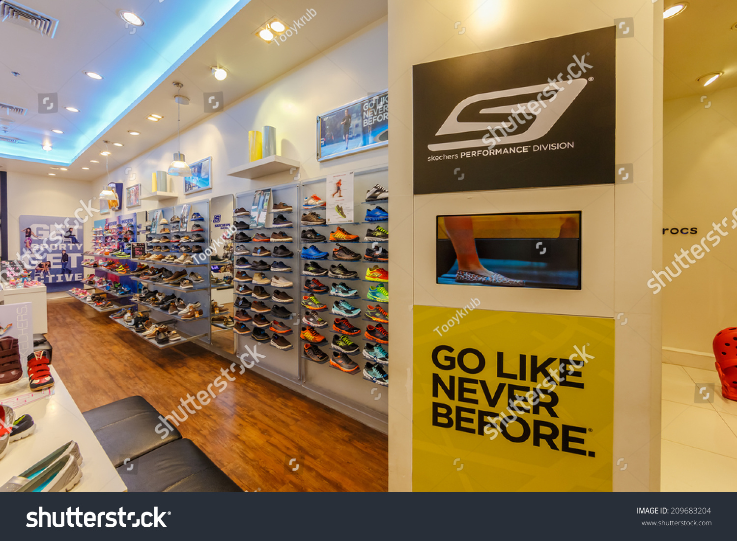 where is the closest skechers shoe store