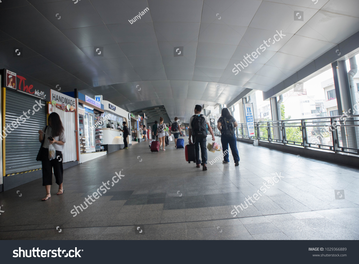 Bangkokthailand February172018 Unidentified Passengers Walk Bts Stock Bangkokthailand February172018 Unidentified Passengers Walk Bts Stock