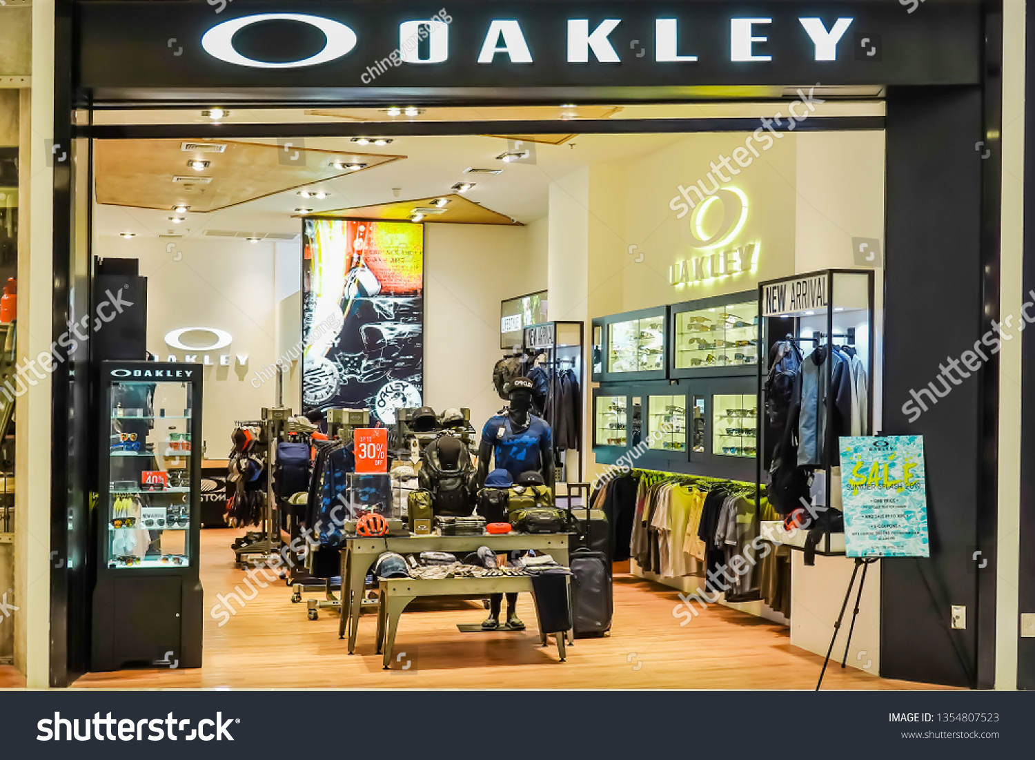 oakley store roosevelt field mall