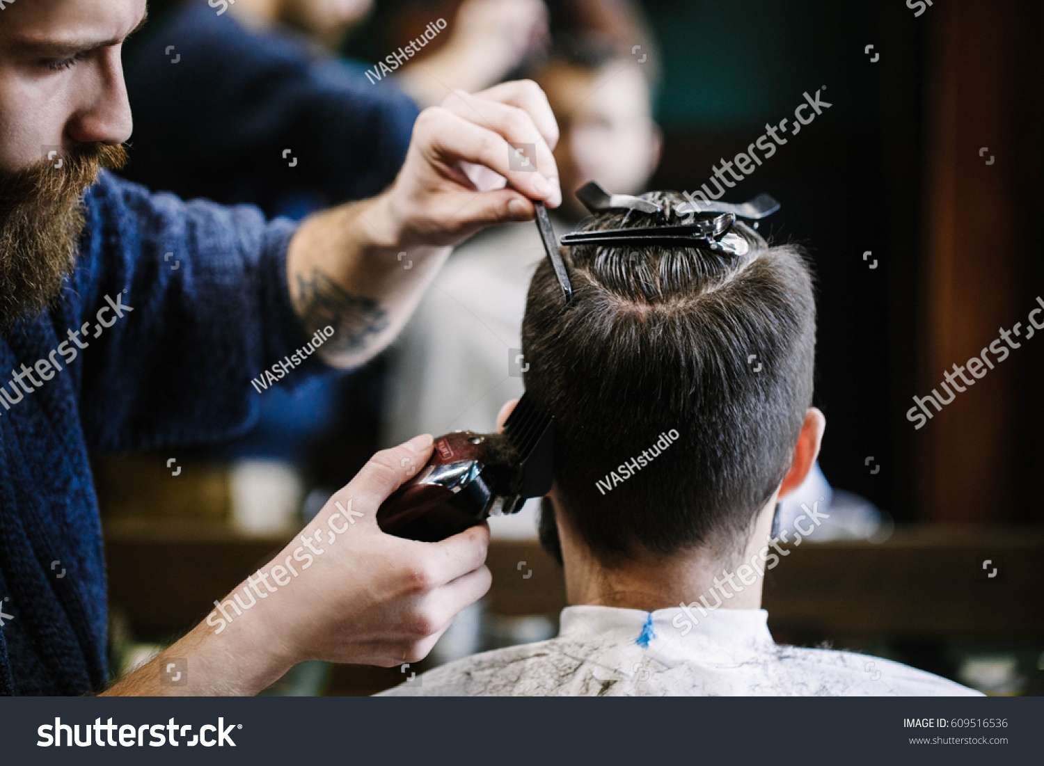 cutting man's hair with clippers