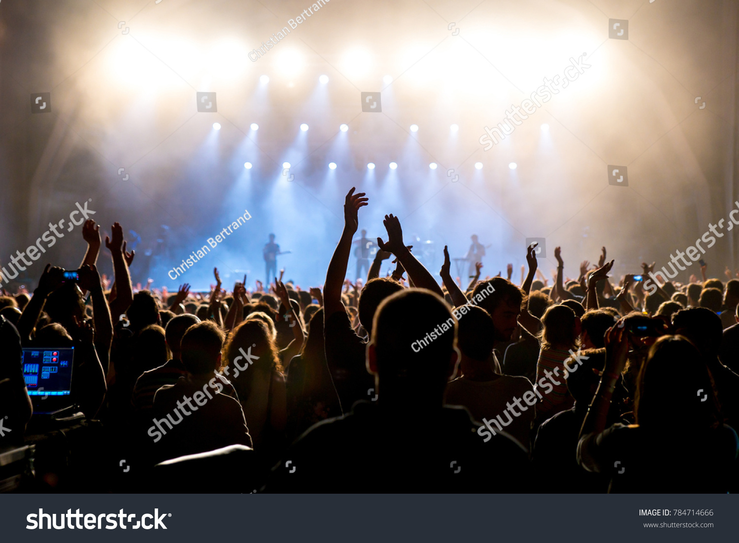 Gente concierto Images, Stock Photos & Vectors | Shutterstock
