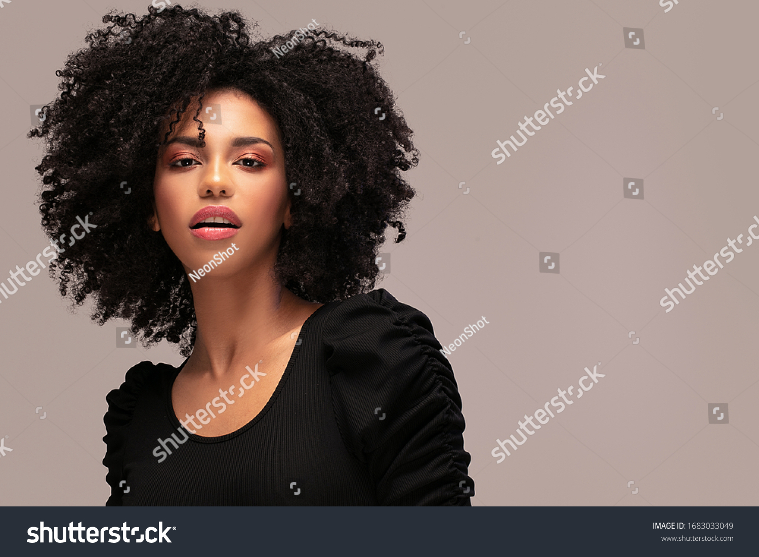 カメラを見る美しいアフリカ系アメリカ人の女性 アフロの髪型の明るい若い女性のポートレート 巻き毛の美人 の写真素材 今すぐ編集