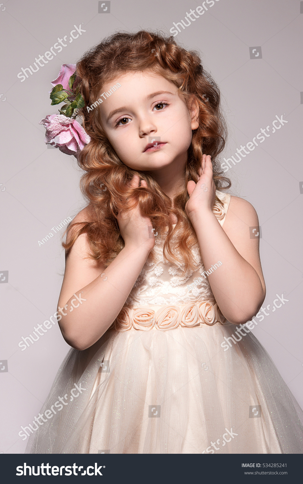 Beautiful Baby Girl Looking Like Angel Stockfoto Jetzt