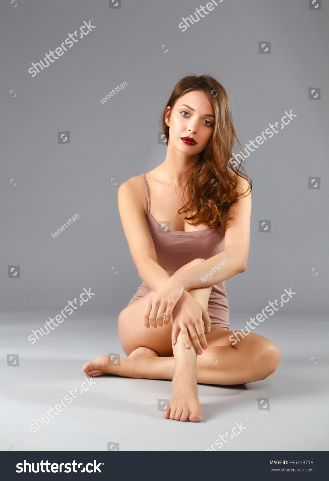 Hermosa Mujer Descalza Sentada En El Foto De Stock 386313718 Shutterstock 