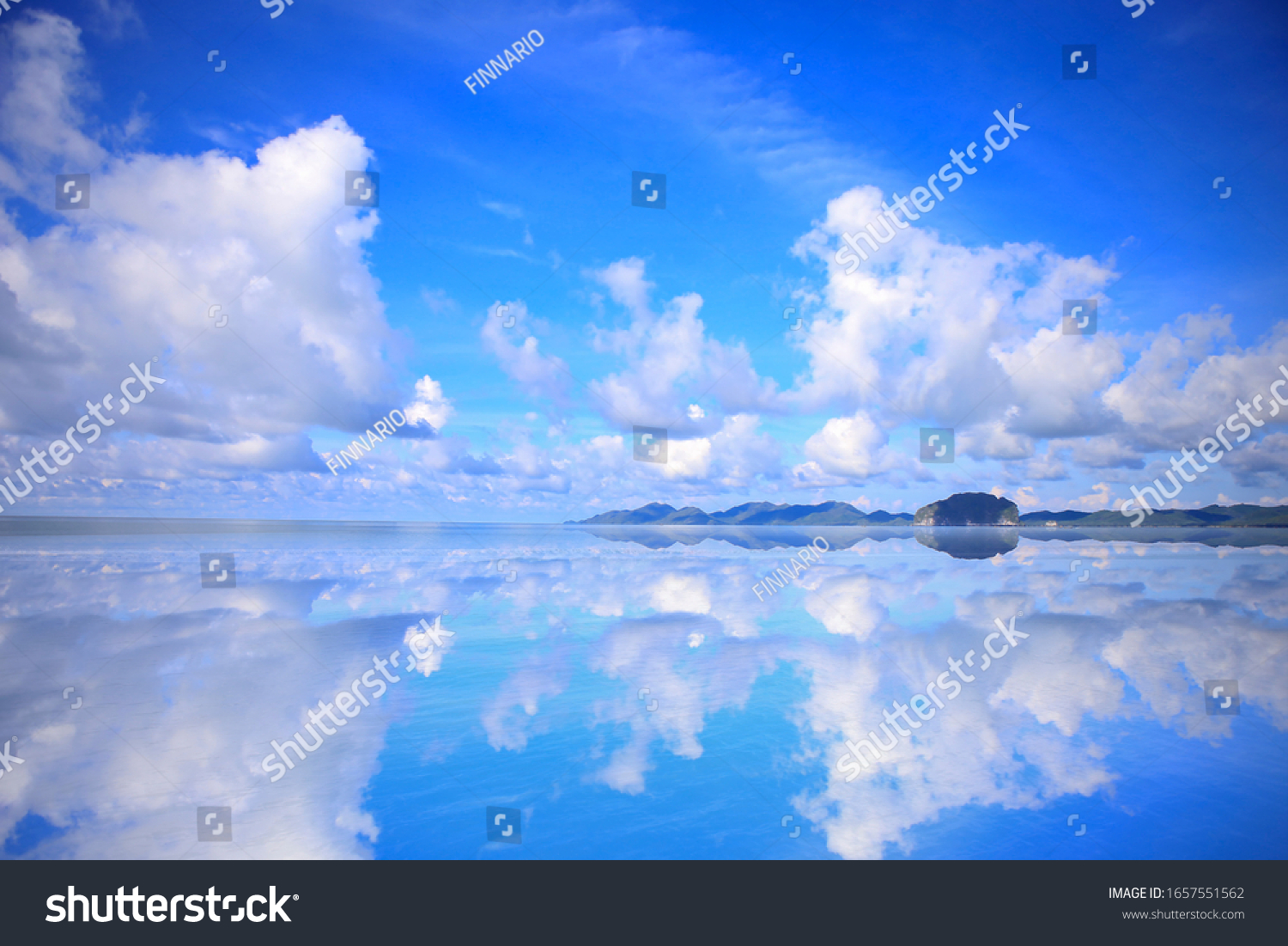 水面に映る美しい青い空と白いふわふわの雲 晴れた日には鮮やかな色の空と雲 さまざまな形の雲 美しい自然のサールス雲の背景 の写真素材 今すぐ編集