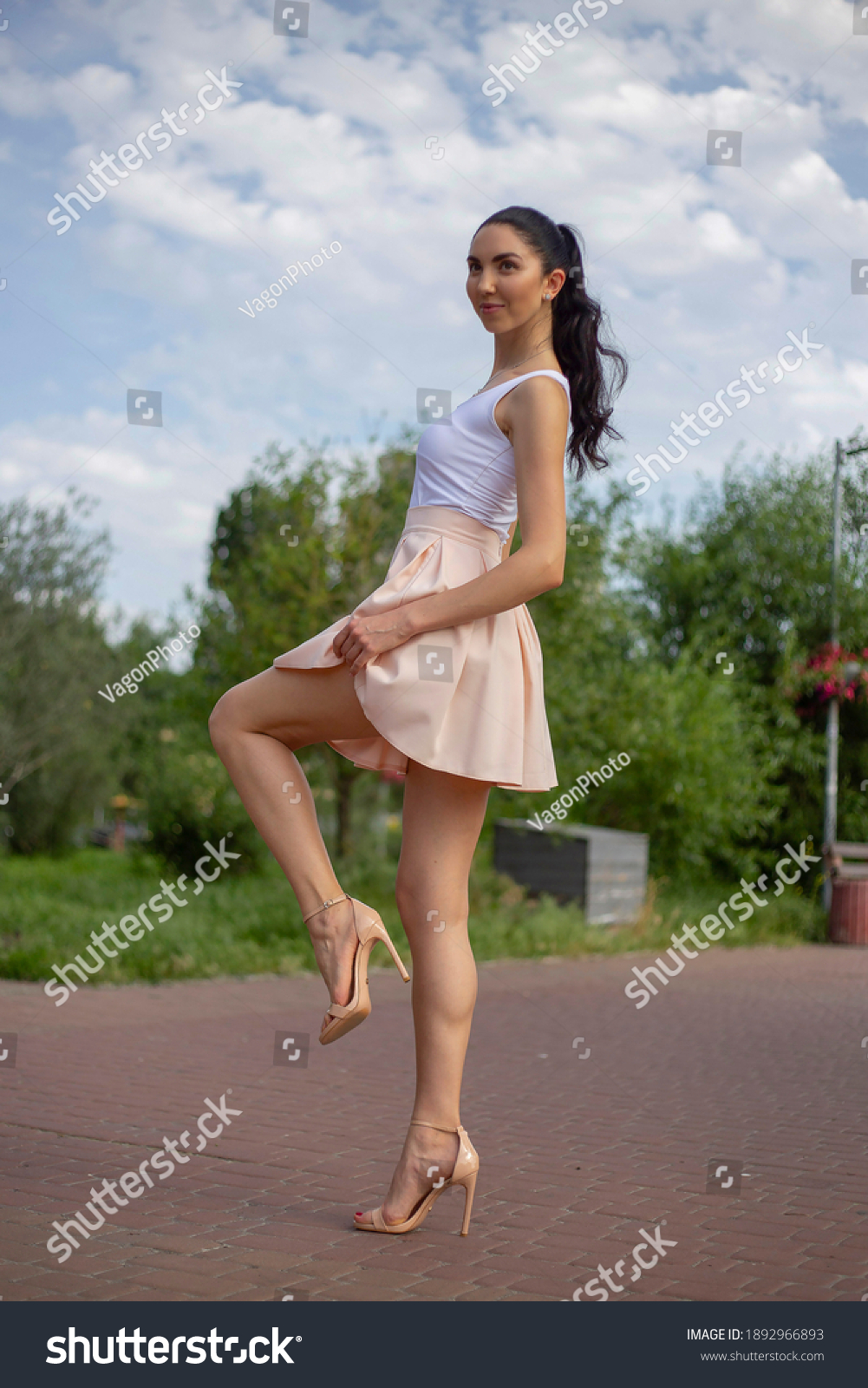 Girl Legs Open Bilder Stockfotos Und Vektorgrafiken Shutterstock 