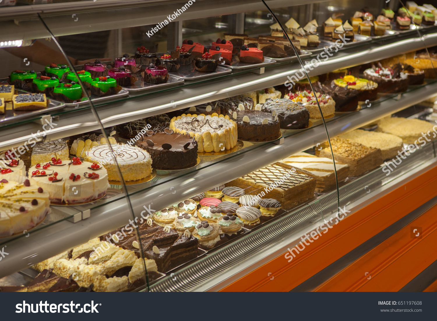 Belles Gateaux Sur Vitrine Au Supermarche Photo De Stock Modifiable