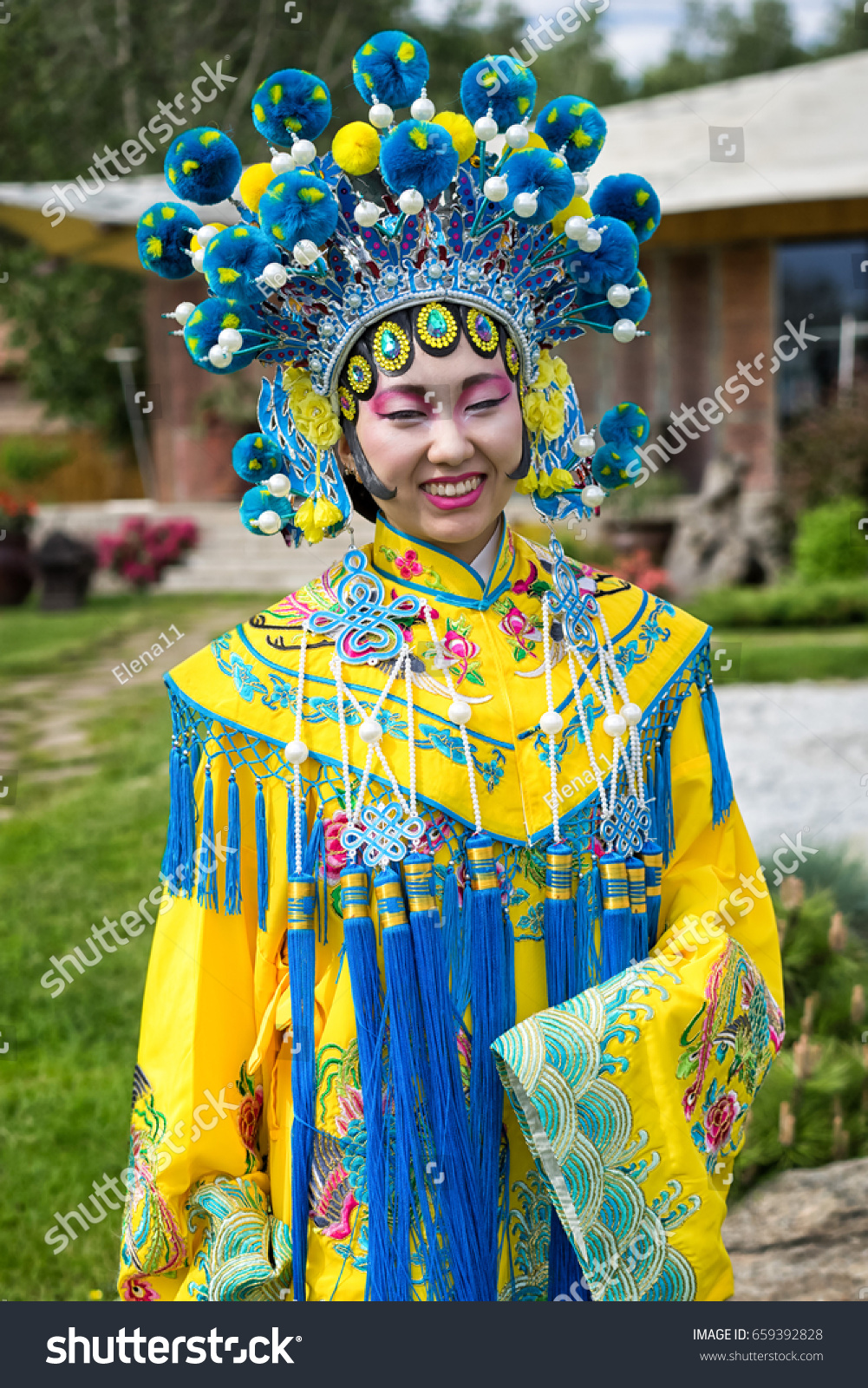 beautiful-chinese-girl-traditional-chinese-dress-659392828