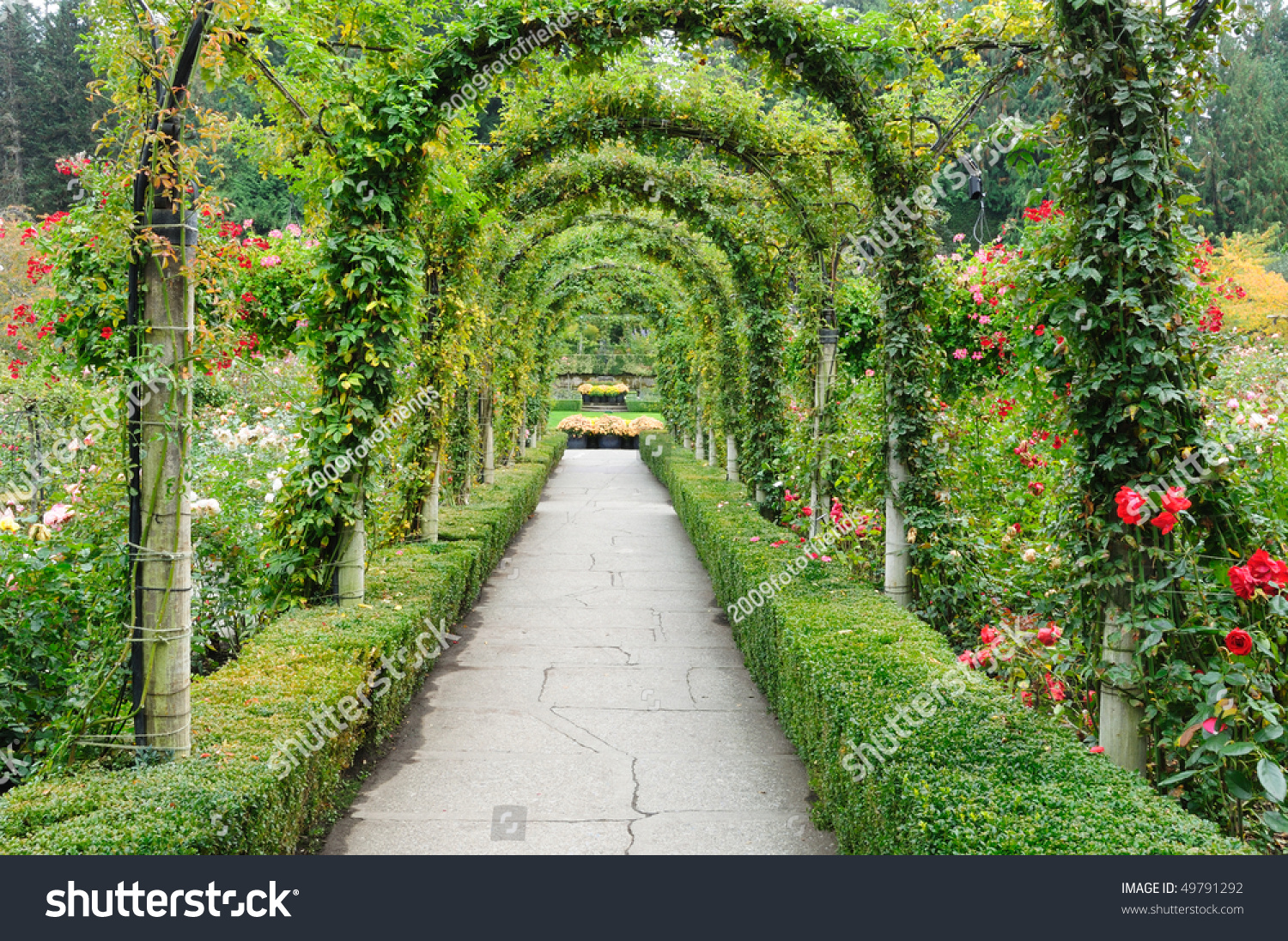 Beautiful Garden Arches And Path Inside The Historic Butchart Gardens ...