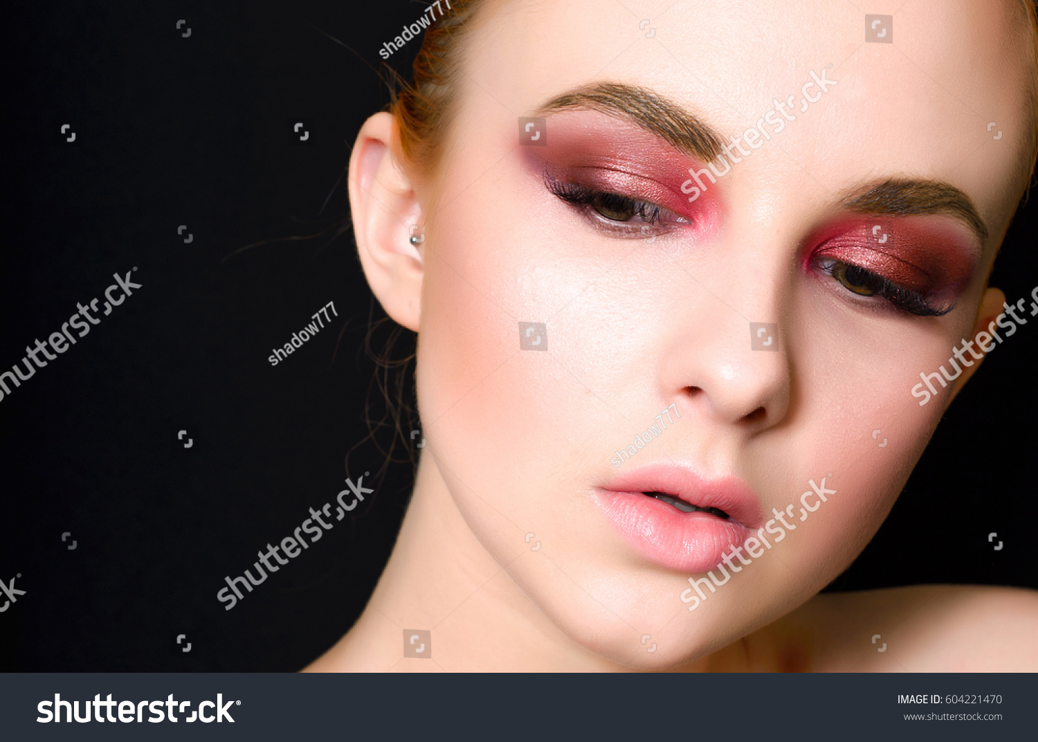 Beautiful Girl Pink Makeup Smooth Hair Foto De Stock 604221470