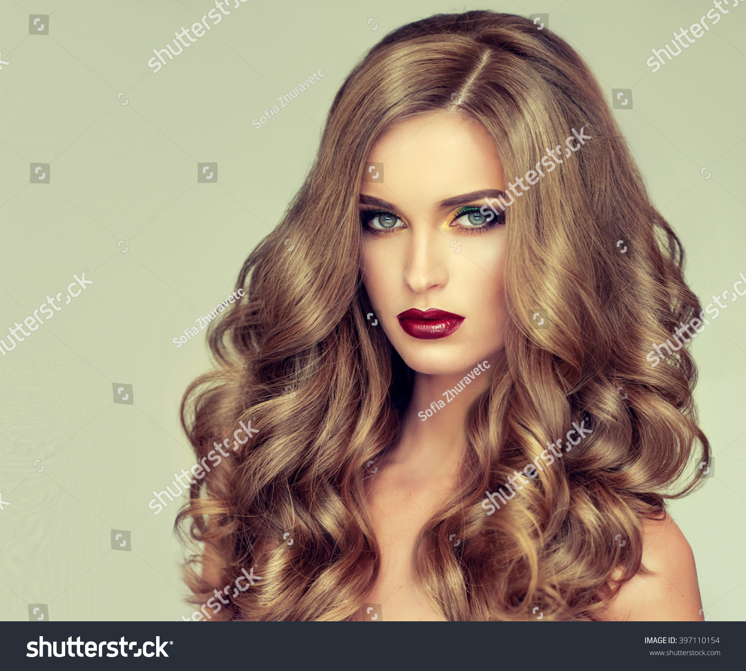 Beautiful Girl Long Wavy Hair Fairhaired Stockfoto Jetzt