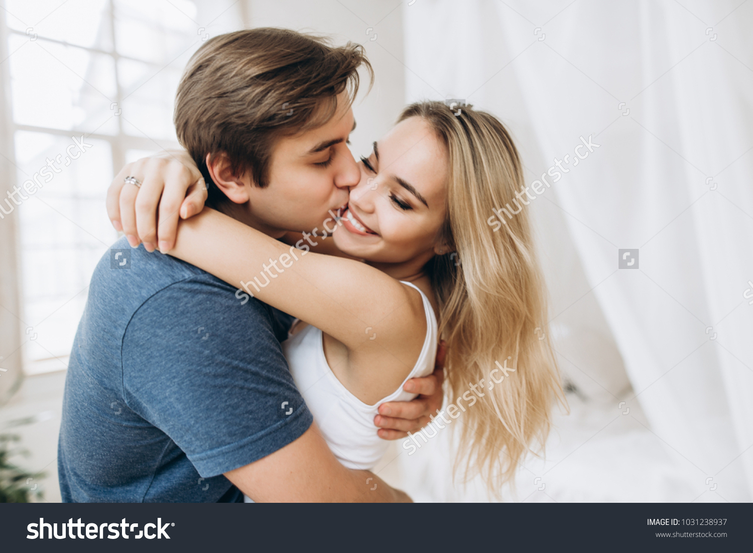 Hermosa pareja amorosa se besa y : Foto de stock (editar ahora) 1031238937
